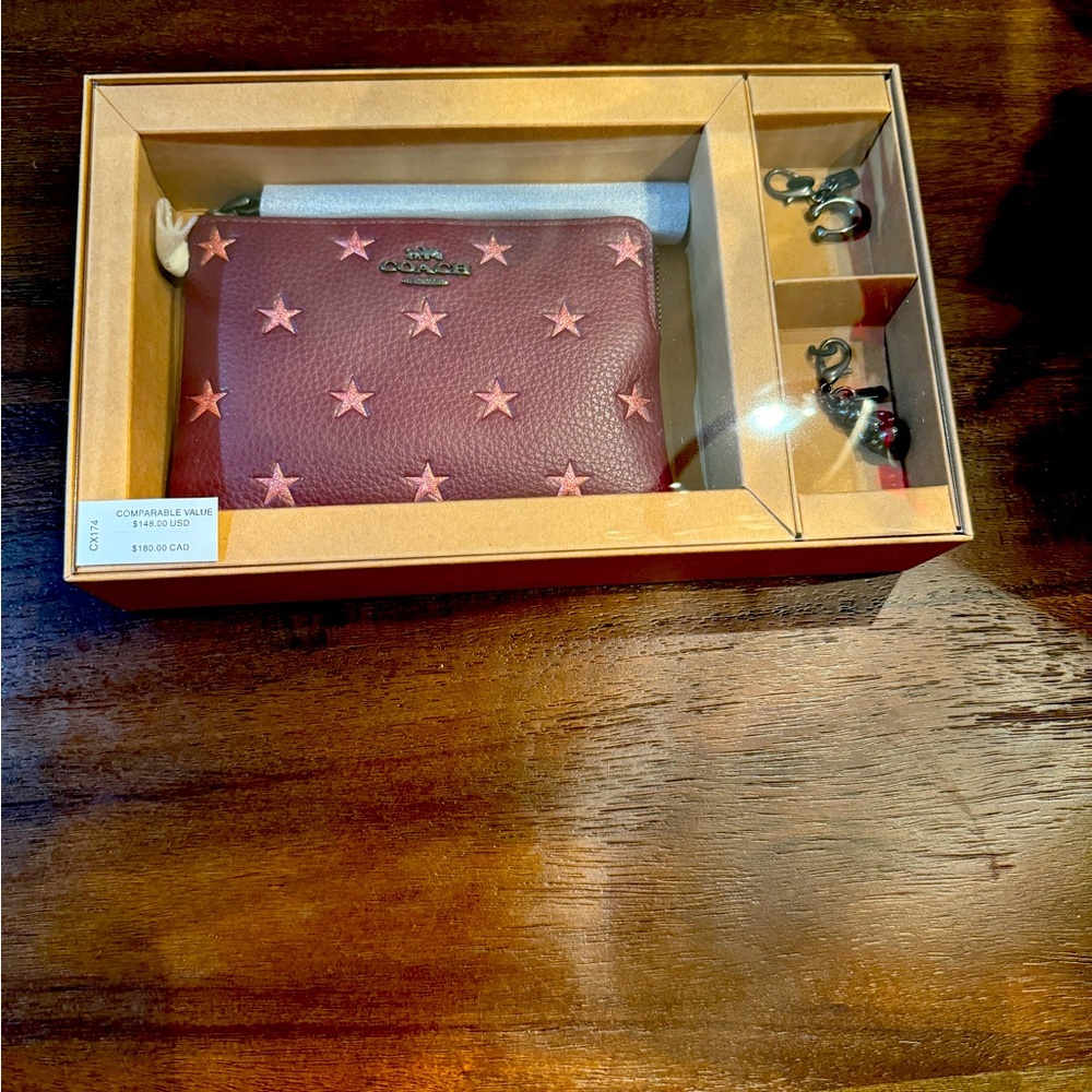 COACH, brand new in box!!!
Boxed Corner Zip Wristlet 
With Star Print And Charms